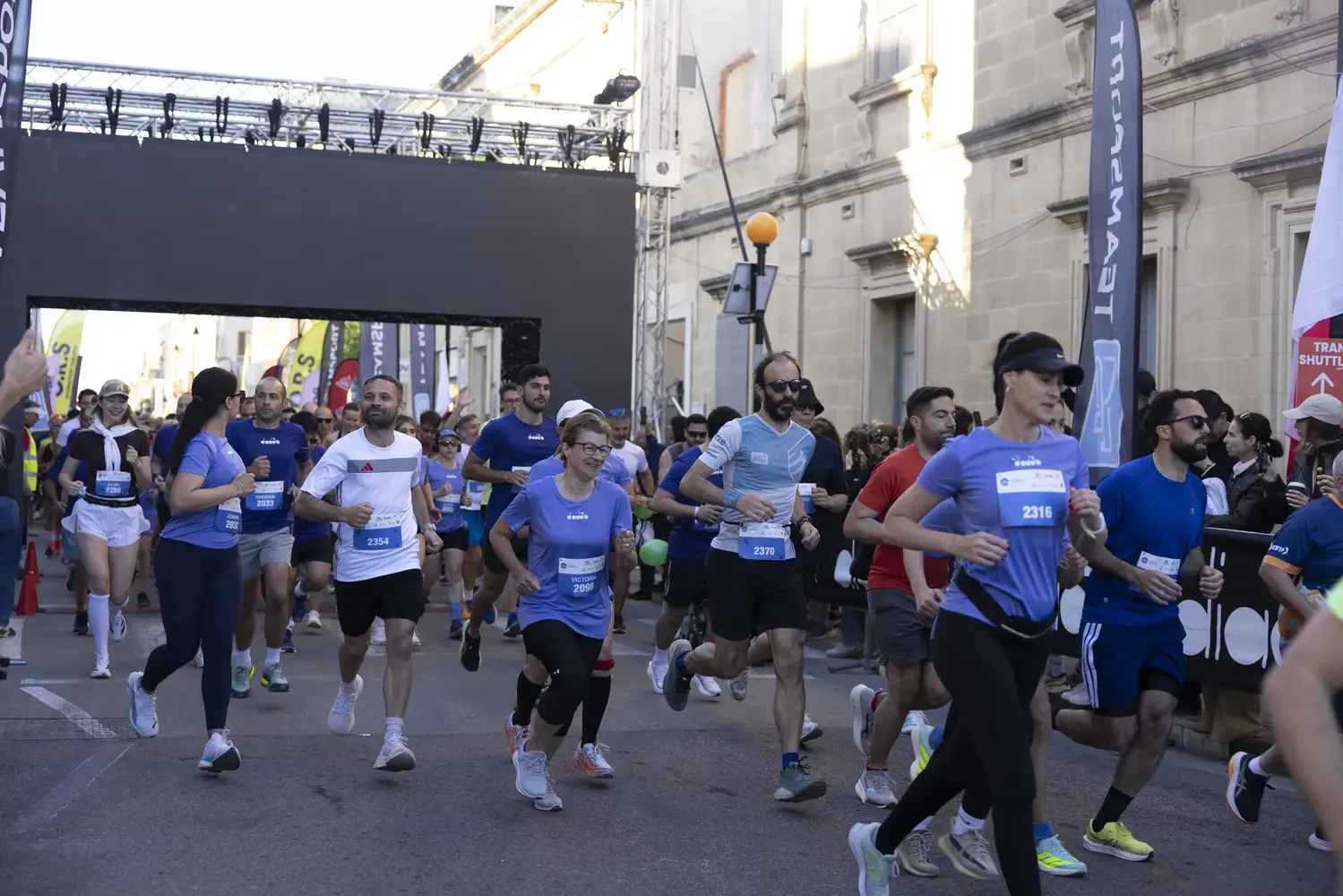Runners setting off from the start line
